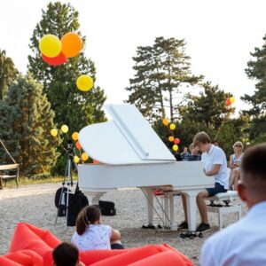 Freiluftkonzert am Klavier